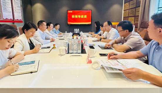 攜手共育英才！華逸府&湖南食品藥品職業(yè)學院校企合作簽約授牌儀式隆重舉行